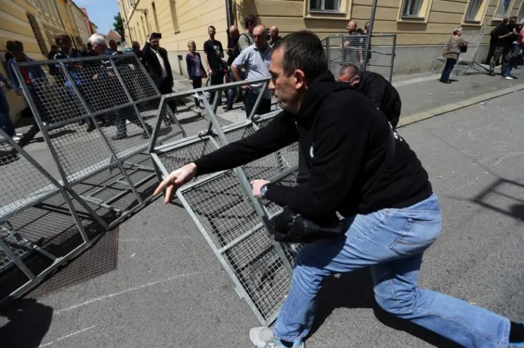 Prosvjednici probili kordon na Ćirilometodskoj