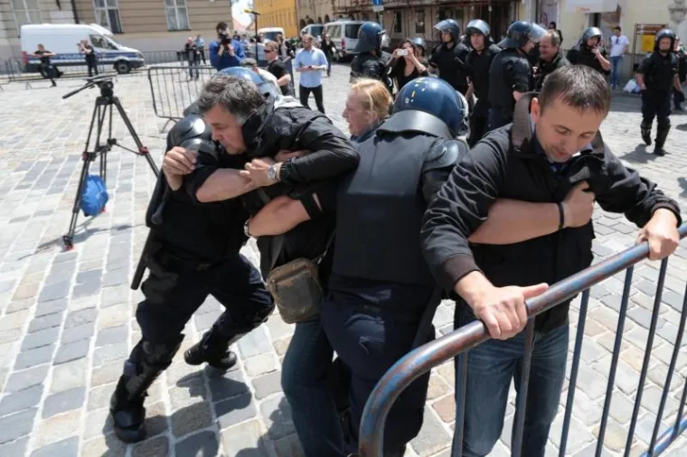 Prosvjednici probili kordon na Ćirilometodskoj