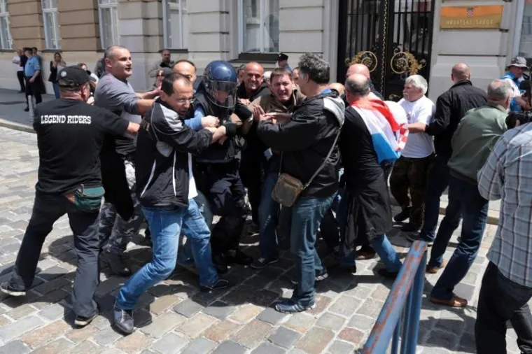 Prosvjednici probili kordon na Ćirilometodskoj