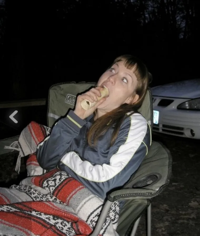 Većina frajera voli gledati žene kako uživaju u hrani, a kad je riječ o sladoledu, bananama ili kobasicama, malo koji od njih će odbiti škicnuti njihovu konzumaciju. Tako barem tvrde mnogobrojna istraživanja u svijetu, a kakva je situacija kod nas, nismo sigurni. Kako bismo to ispitali, prenosimo vam galeriju djevojaka koje su se uhvatile u koštac s hot dogom i pokušale ga konzumirati na sve moguće načine.