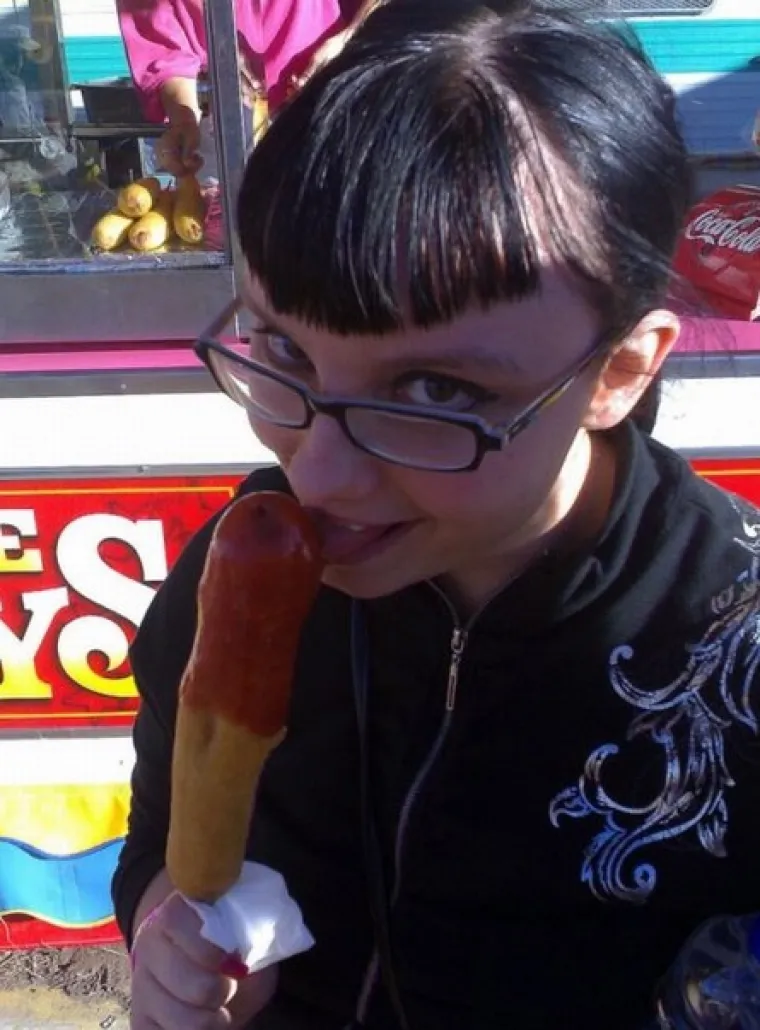 Većina frajera voli gledati žene kako uživaju u hrani, a kad je riječ o sladoledu, bananama ili kobasicama, malo koji od njih će odbiti škicnuti njihovu konzumaciju. Tako barem tvrde mnogobrojna istraživanja u svijetu, a kakva je situacija kod nas, nismo sigurni. Kako bismo to ispitali, prenosimo vam galeriju djevojaka koje su se uhvatile u koštac s hot dogom i pokušale ga konzumirati na sve moguće načine.