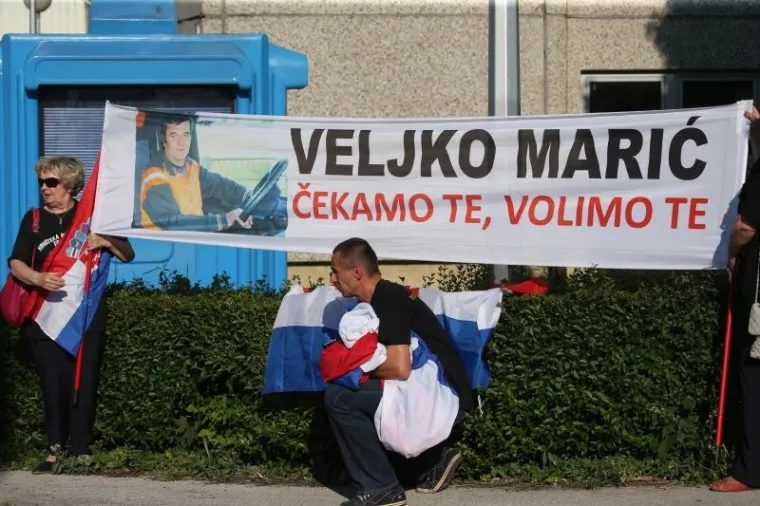 Dragovoljci dočekali Marića ispred Remetinca: 'Čekamo te, volimo te'