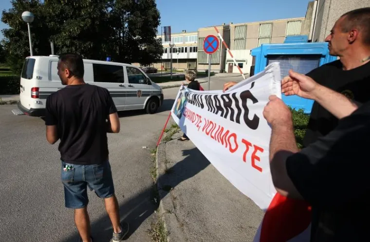 Dragovoljci dočekali Marića ispred Remetinca: 'Čekamo te, volimo te'