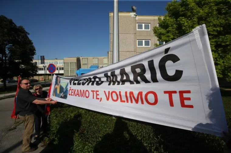 Dragovoljci dočekali Marića ispred Remetinca: 'Čekamo te, volimo te'