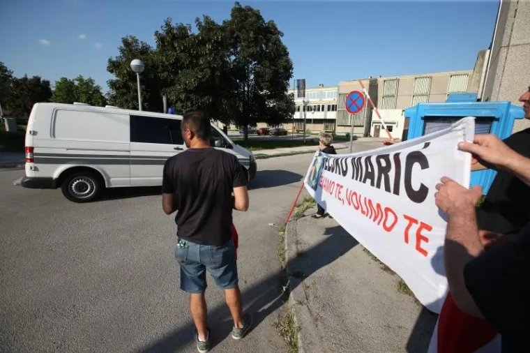 Dragovoljci dočekali Marića ispred Remetinca: 'Čekamo te, volimo te'