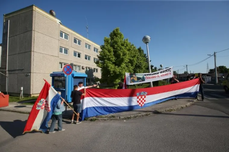 Dragovoljci dočekali Marića ispred Remetinca: 'Čekamo te, volimo te'