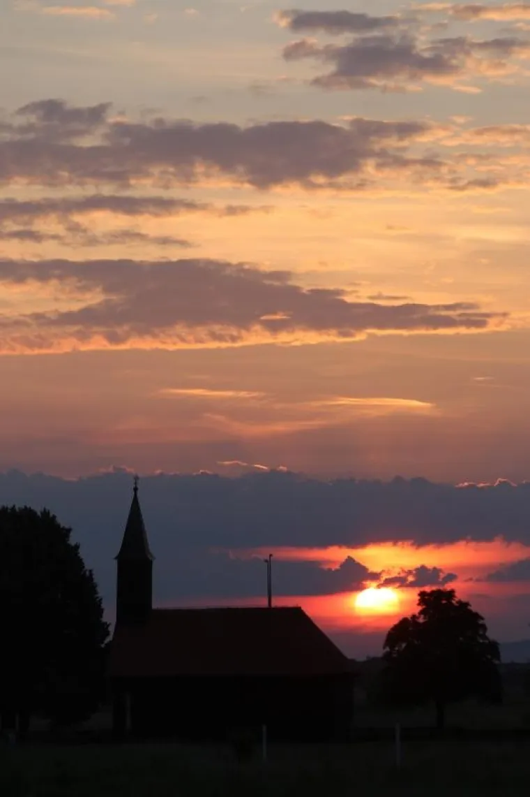 Velika Gorica: Čaroban zalazak sunca nad crkvicom Ranjenog Isusa
