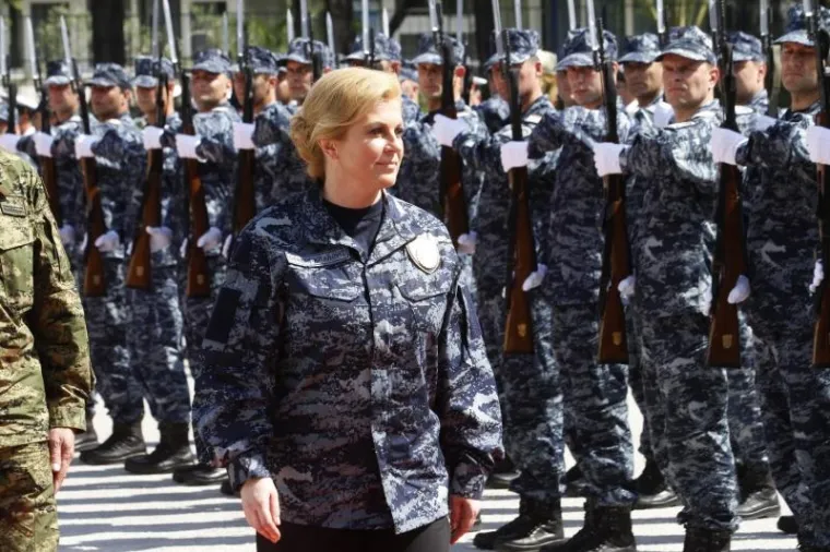 Predsjednica Grabar-Kitarović svečano postrojila mornare u Lori