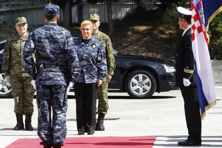 Predsjednica Grabar-Kitarović svečano postrojila mornare u Lori