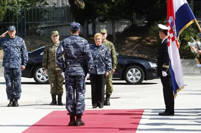 Predsjednica Grabar-Kitarović svečano postrojila mornare u Lori