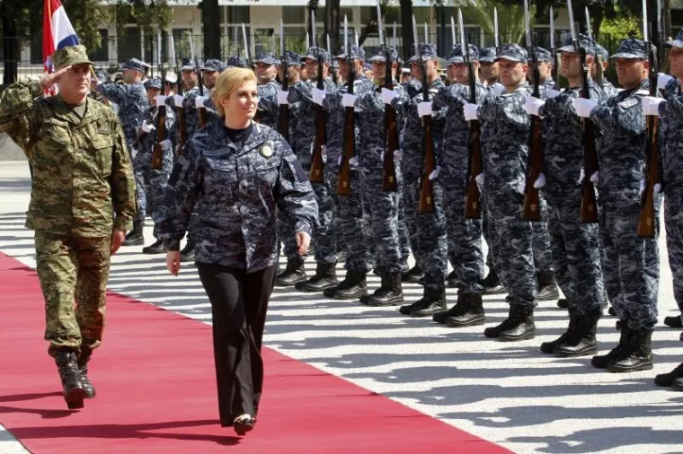Predsjednica Grabar-Kitarović svečano postrojila mornare u Lori
