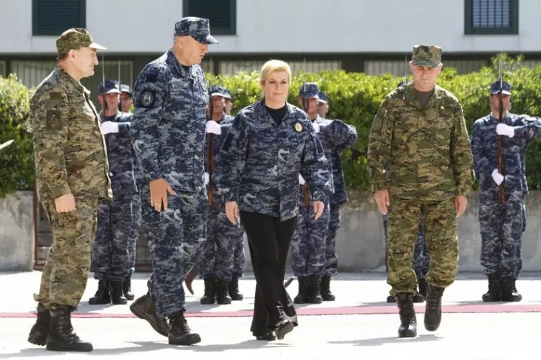 Predsjednica Grabar-Kitarović svečano postrojila mornare u Lori