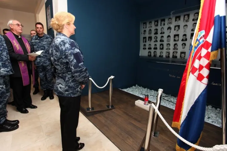 Predsjednica Grabar-Kitarović svečano postrojila mornare u Lori