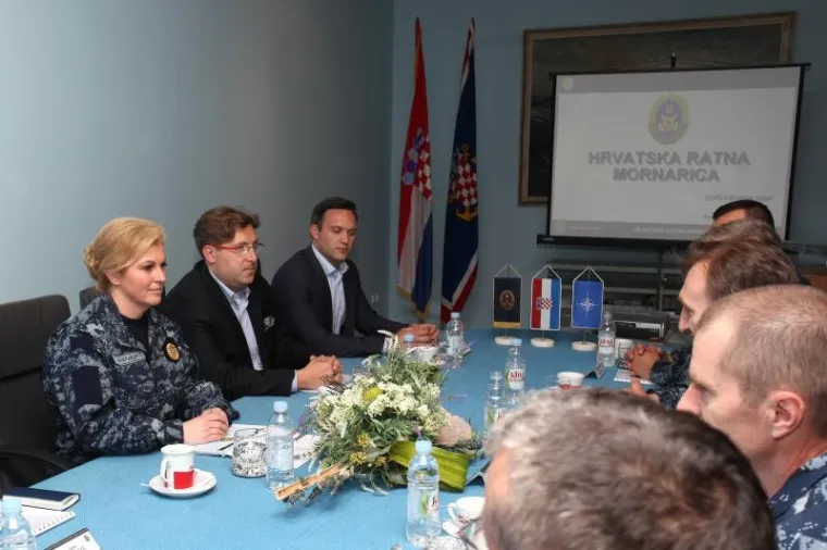 Predsjednica Grabar-Kitarović svečano postrojila mornare u Lori
