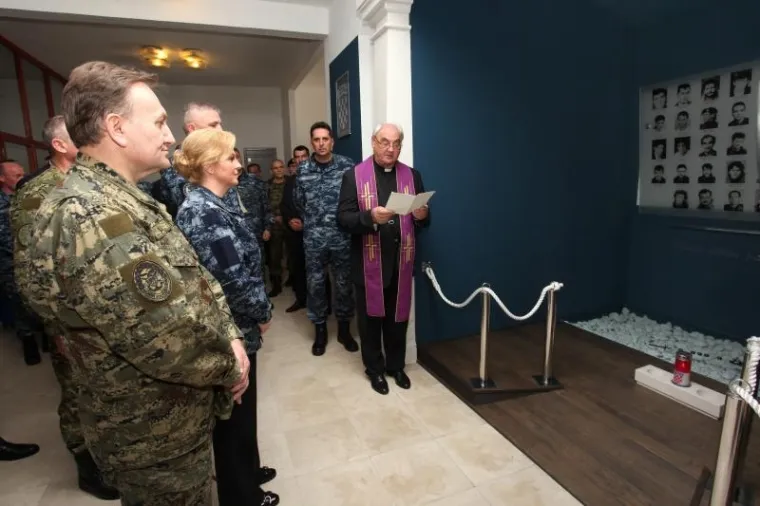 Predsjednica Grabar-Kitarović svečano postrojila mornare u Lori
