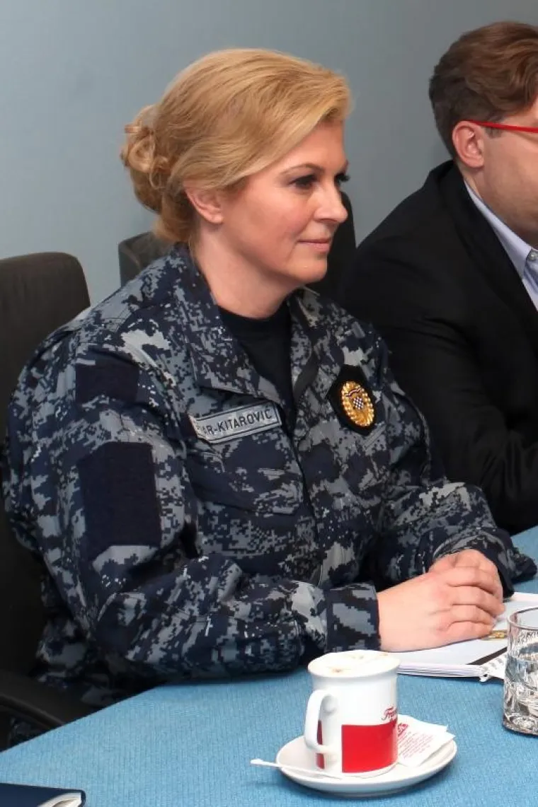 Predsjednica Grabar-Kitarović svečano postrojila mornare u Lori