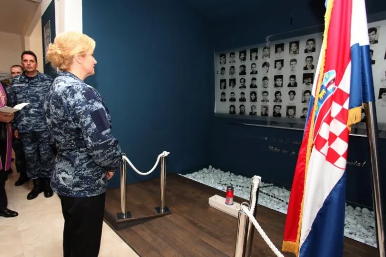 Predsjednica Grabar-Kitarović svečano postrojila mornare u Lori