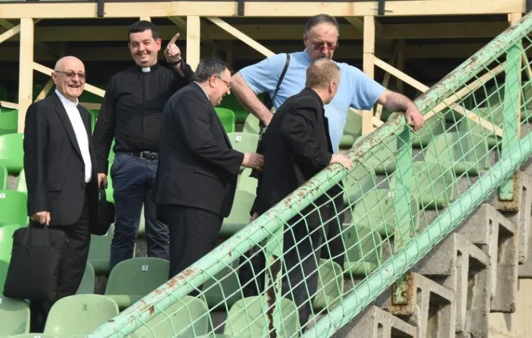 Kardinal Vinko Puljić preskakao ogradu kako bi do&scaron;ao do zvona koje je blagoslovio