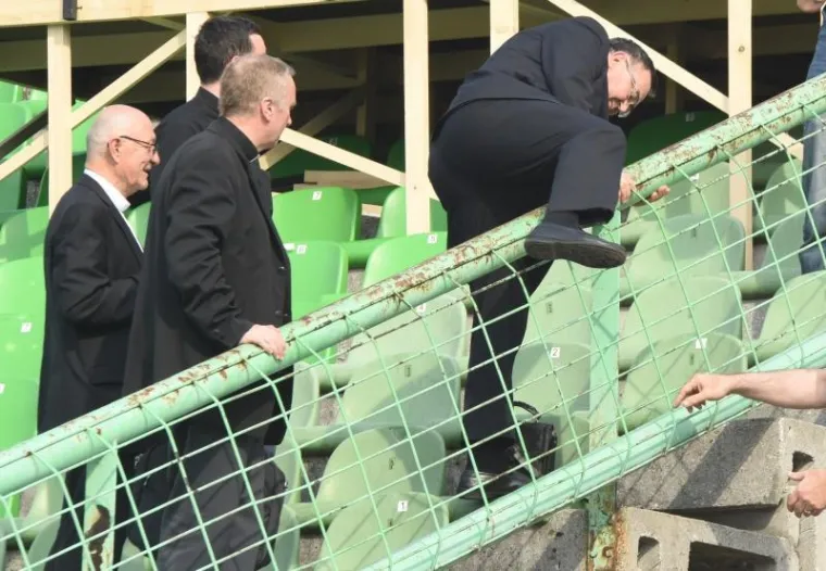 Kardinal Vinko Puljić preskakao ogradu kako bi do&scaron;ao do zvona koje je blagoslovio