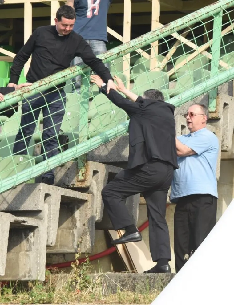 Kardinal Vinko Puljić preskakao ogradu kako bi do&scaron;ao do zvona koje je blagoslovio