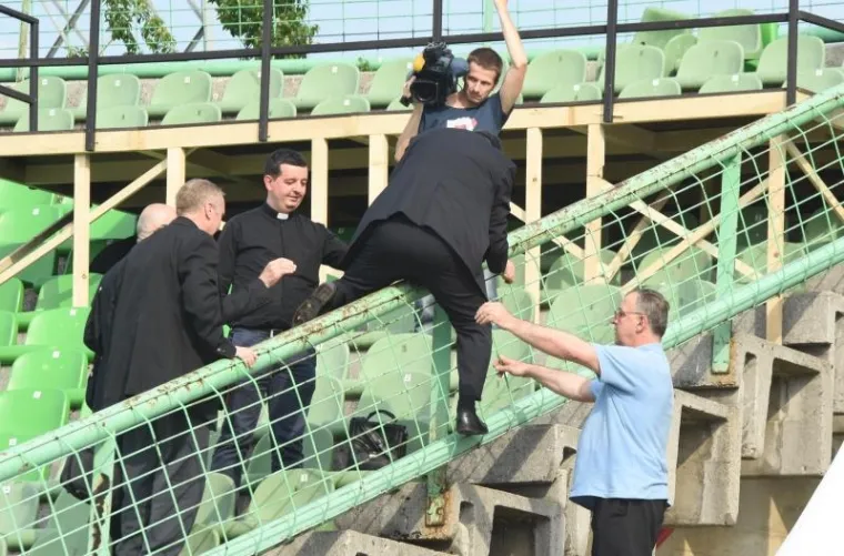 Kardinal Vinko Puljić preskakao ogradu kako bi do&scaron;ao do zvona koje je blagoslovio