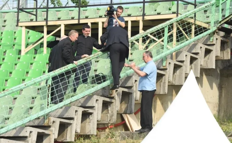 Kardinal Vinko Puljić preskakao ogradu kako bi do&scaron;ao do zvona koje je blagoslovio