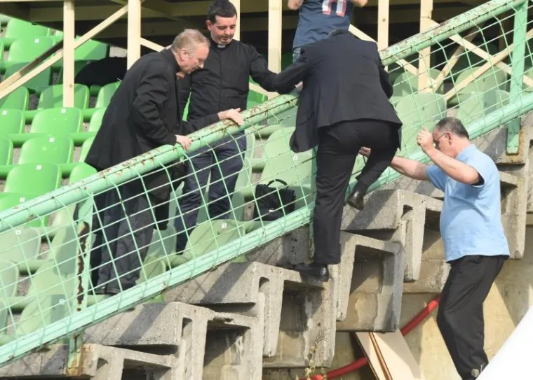 Kardinal Vinko Puljić preskakao ogradu kako bi do&scaron;ao do zvona koje je blagoslovio