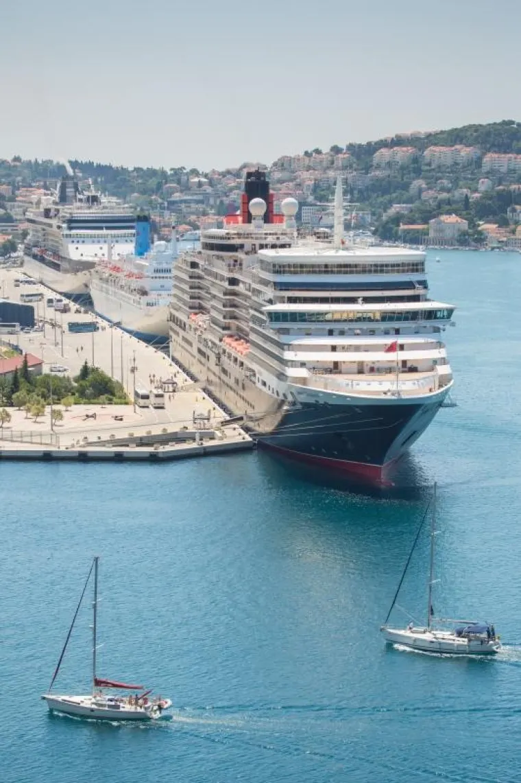 Dubrovnik pod opsadom turista: stiže čak 10.000 gostiju sa sedam kruzera