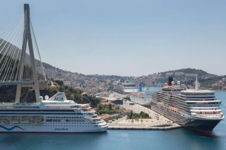 Dubrovnik pod opsadom turista: stiže čak 10.000 gostiju sa sedam kruzera