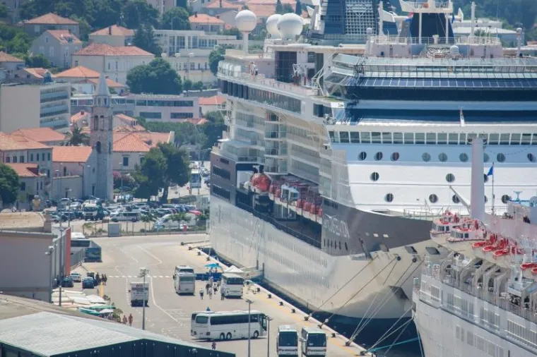 Dubrovnik pod opsadom turista: stiže čak 10.000 gostiju sa sedam kruzera