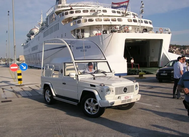 Jadrolinijinim brodom "Marko Polo", u sklopu redovne linije Ancona - Split, u noći sa srijede na četvrtak prevezen je papamobil.
