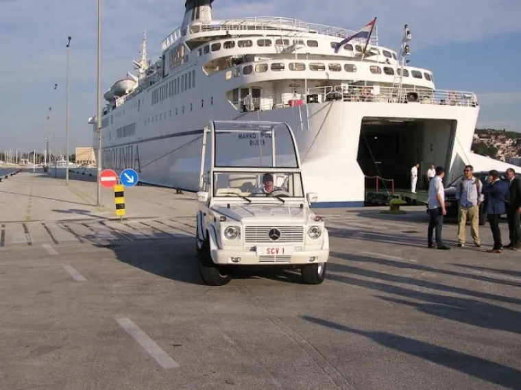Papamobil stigao u Split Jadrolinijinim brodom "Marko Polo"