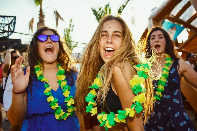Sezona ludovanja na Zrću je već počela - trenutno se u klubu NOA održava festival Spring Break Island, koji je okupio tisuće mladih partijanera. Kakva je atmosfera, vidite i sami.