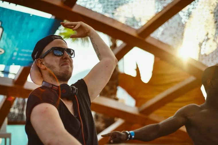 Sezona ludovanja na Zrću je već počela - trenutno se u klubu NOA održava festival Spring Break Island, koji je okupio tisuće mladih partijanera. Kakva je atmosfera, vidite i sami.
