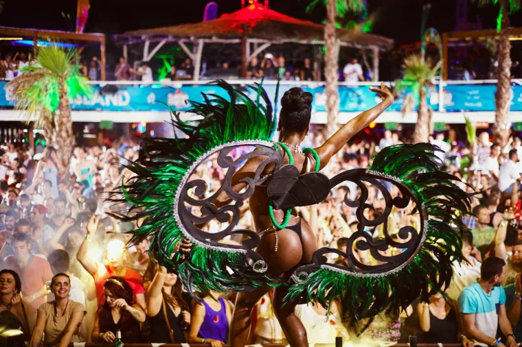 Sezona ludovanja na Zrću je već počela - trenutno se u klubu NOA održava festival Spring Break Island, koji je okupio tisuće mladih partijanera. Kakva je atmosfera, vidite i sami.