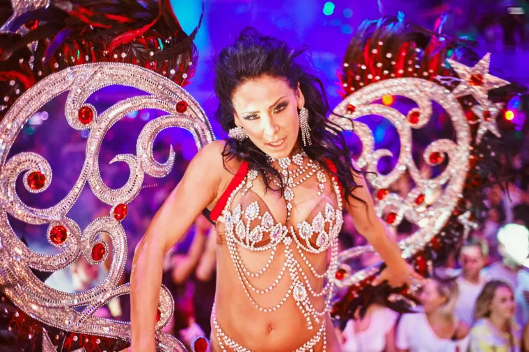 Sezona ludovanja na Zrću je već počela - trenutno se u klubu NOA održava festival Spring Break Island, koji je okupio tisuće mladih partijanera. Kakva je atmosfera, vidite i sami.