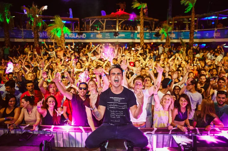 Sezona ludovanja na Zrću je već počela - trenutno se u klubu NOA održava festival Spring Break Island, koji je okupio tisuće mladih partijanera. Kakva je atmosfera, vidite i sami.