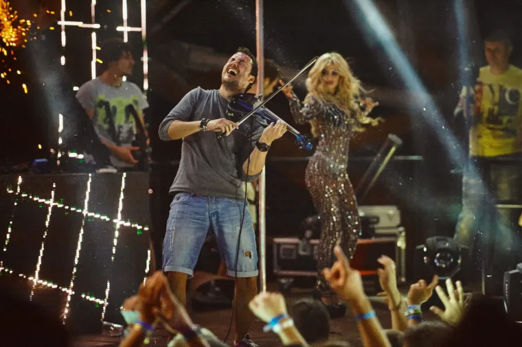 Sezona ludovanja na Zrću je već počela - trenutno se u klubu NOA održava festival Spring Break Island, koji je okupio tisuće mladih partijanera. Kakva je atmosfera, vidite i sami.