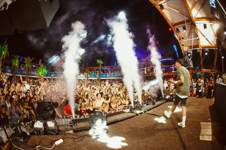 Sezona ludovanja na Zrću je već počela - trenutno se u klubu NOA održava festival Spring Break Island, koji je okupio tisuće mladih partijanera. Kakva je atmosfera, vidite i sami.