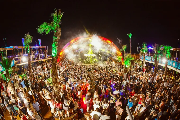 Sezona ludovanja na Zrću je već počela - trenutno se u klubu NOA održava festival Spring Break Island, koji je okupio tisuće mladih partijanera. Kakva je atmosfera, vidite i sami.