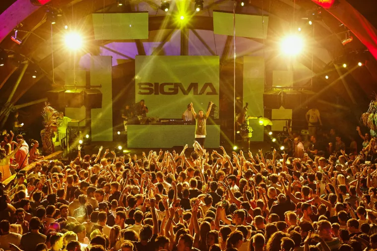 Sezona ludovanja na Zrću je već počela - trenutno se u klubu NOA održava festival Spring Break Island, koji je okupio tisuće mladih partijanera. Kakva je atmosfera, vidite i sami.