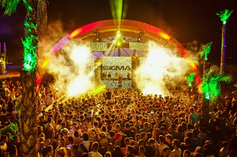 Sezona ludovanja na Zrću je već počela - trenutno se u klubu NOA održava festival Spring Break Island, koji je okupio tisuće mladih partijanera. Kakva je atmosfera, vidite i sami.