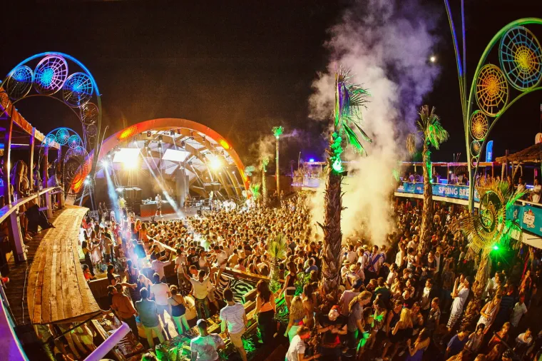 Sezona ludovanja na Zrću je već počela - trenutno se u klubu NOA održava festival Spring Break Island, koji je okupio tisuće mladih partijanera. Kakva je atmosfera, vidite i sami.