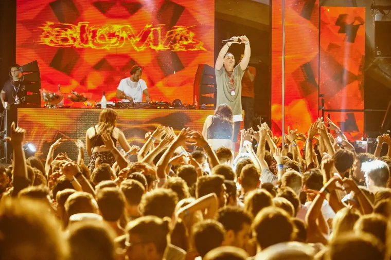 Sezona ludovanja na Zrću je već počela - trenutno se u klubu NOA održava festival Spring Break Island, koji je okupio tisuće mladih partijanera. Kakva je atmosfera, vidite i sami.