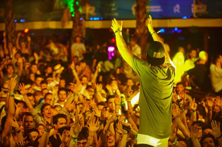 Sezona ludovanja na Zrću je već počela - trenutno se u klubu NOA održava festival Spring Break Island, koji je okupio tisuće mladih partijanera. Kakva je atmosfera, vidite i sami.