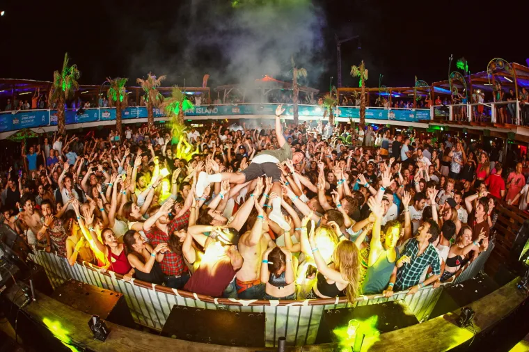 Sezona ludovanja na Zrću je već počela - trenutno se u klubu NOA održava festival Spring Break Island, koji je okupio tisuće mladih partijanera. Kakva je atmosfera, vidite i sami.