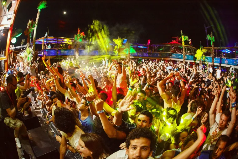 Sezona ludovanja na Zrću je već počela - trenutno se u klubu NOA održava festival Spring Break Island, koji je okupio tisuće mladih partijanera. Kakva je atmosfera, vidite i sami.