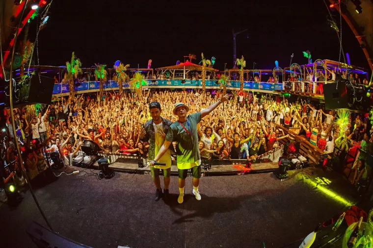 Sezona ludovanja na Zrću je već počela - trenutno se u klubu NOA održava festival Spring Break Island, koji je okupio tisuće mladih partijanera. Kakva je atmosfera, vidite i sami.