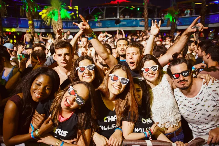 Sezona ludovanja na Zrću je već počela - trenutno se u klubu NOA održava festival Spring Break Island, koji je okupio tisuće mladih partijanera. Kakva je atmosfera, vidite i sami.