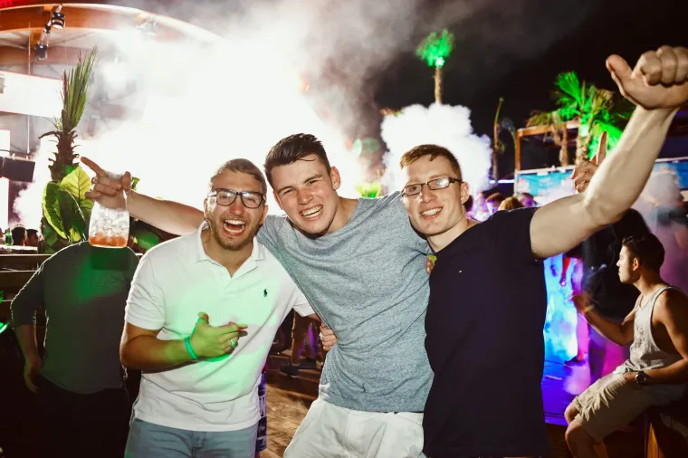 Sezona ludovanja na Zrću je već počela - trenutno se u klubu NOA održava festival Spring Break Island, koji je okupio tisuće mladih partijanera. Kakva je atmosfera, vidite i sami.